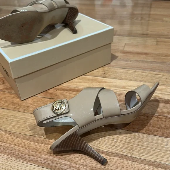 Michael Kors Joselle Open Toe Womens Patent Leather Strappy
sandal
Size 9M - Picture 7 of 8